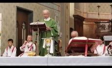 VIDEO - Don Giorgio si congeda dalla comunità di Farigliano: "Le vie del Signore sono diverse dalle mie"