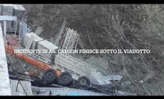 IL VIDEO E LE FOTO dell'impressionante incidente sulla A6: camion finisce sotto il viadotto