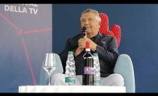 «Governati da incompetenti, Meloni "faccetta" andrà a sbattere». De Benedetti al Festival della Tv di Dogliani