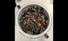 Amatissimo rompicapo e icona pop, il cubo di Rubik protagonista della mostra a Cuneo