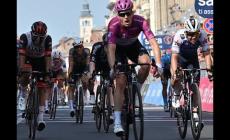Ciclismo: l'arrivo della Sanremo-Cuneo e l'intervista alla maglia rosa "Juanpe" Lopez Perez