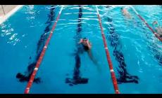 Carmen Rocchino,  azzurra di nuoto sincronizzato si allena nella piscina di Mondovì