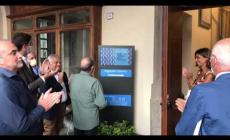Il momento in cui Guido Neppi scopre la nuova targa di ingresso del Momuc
