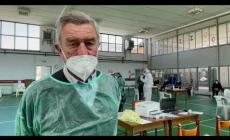 A Garessio proseguono le vaccinazioni  anti covid in palestra. Tra chi somministra c'è anche il sindaco - medico Ferruccio Fazio.