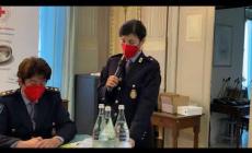 A Mondovì, in attesa della "Camminata dei cappellini rossi", Daniela Grosso legge la lettera di una donna maltrattata: «Devi farcela per tuo figlio perchè non sia come il padre»