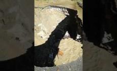 L'impressionante voragine sulla strada lungo il torrente Casotto, a Pamparato. - Alluvione 2 ottobre 2020