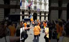 Le agenzie di viaggio protestano di fronte al palazzo della Regione: «Una categoria in ginocchio, ma che vale il 13% del Pil nazionale – Vogliamo aiuti concreti»