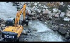 Mondovì, ponte della Madonnina: lavori di pulizia nell'alveo del torrente Ellero