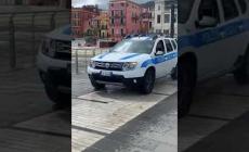 Lo sciatore misterioso di Mondovì compare ad Alassio, sul pontile Bestoso