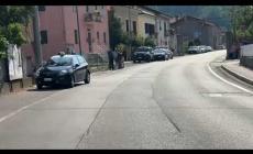 VIDEO San Michele: le forze dell’ordine presidiano l’area intorno all’uomo sul balcone