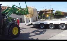 VIDEO - Piozzo for Sardegna: la prima balla di fieno caricata sul Tir della Croce Rossa