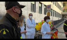 Cuneo, una dolce Pasqua per gli 8 bimbi della Pediatria del Santa Croce: grazie ai Vigili del Fuoco