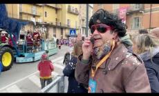 Carnevale di Mondovì: passa il carro del Moro, visto dal palco
