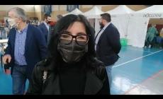 Il ministro Dadone a Dogliani per il centro vaccinale nella palestra cittadina: «La campagna va avanti spedita, ora si sta preparando la promozione del vaccino per gli under 30»