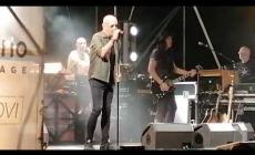 VIDEO - Mov Summer Festival 2024, Enrico Ruggeri canta "Primavera a Sarajevo"