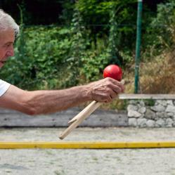 Tra birilli, trottole e stoccafissi volanti: a Farigliano è tempo di “Ghita!”