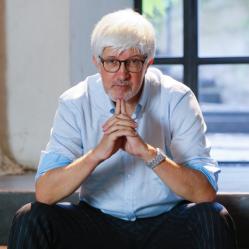 Attesa per l’arrivo di Beppe Severgnini a Carrù