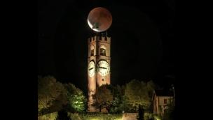 Mondovì: eclissi di luna su torre del Belvedere, lo scatto super di Donatello Diaspro