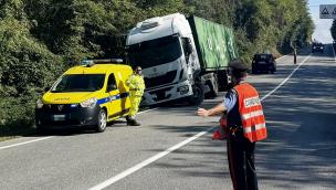 San Michele Mondovì: camion fuori strada disagi alla viabilità sulla statale 28