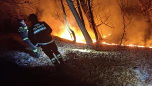 Incendio a Frabosa Sottana: fronte ancora attivo, squadre al lavoro e presidi notturni