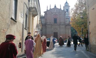 VIDEO - Commemorazione Marchesato dei Clavesana: la sfilata dei gruppi storici dalla torre al vecchio Municipio