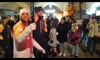Marta Bassino con la fiamma olimpica in Via Roma