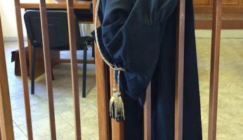 Si spaccia per correntista e preleva 1000 euro: a processo. Vittima una monregalese