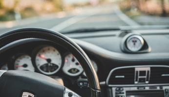Nuova mobilità - nuova identità: perché i giovani italiani abbandonano l'auto tradizionale