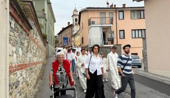 In processione a 81 anni, la fede incrollabile della signora Rina