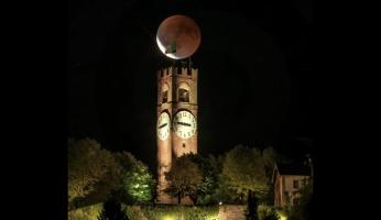 Mondovì: eclissi di luna su torre del Belvedere, lo scatto super di Donatello Diaspro