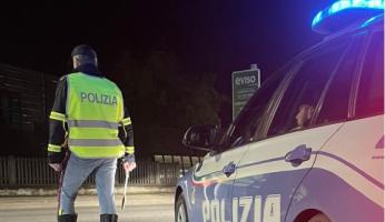 Coppia trasporta 65 bottiglie di alcol e 114 pacchi di caffè in autostrada: denunciati per ricettazione