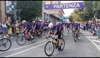 VIDEO - Ciclismo, Mondovì: la partenza della Granfondo Alpi del Mare 2025