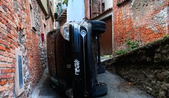 Mondovì: auto scivola e si ribalta in vicolo Pizzo