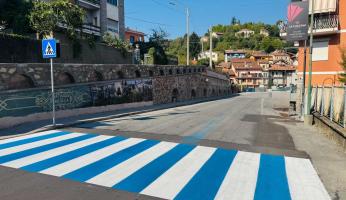 San Michele: le strisce pedonali con i colori del paese