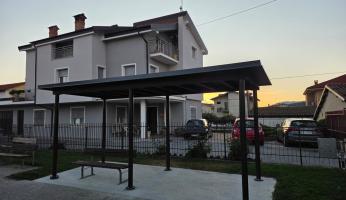 Pianfei: una nuova pensilina nel parco giochi davanti al Municipio