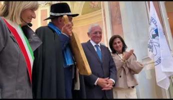 La Confraternita della Raschera è Frabosa Soprana hanno consegnato il Premio Simpatia a Giovanni Quaglia
