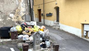 Mondovì, rifiuti accatastati in via Rinchiuso: gente incivile, servizio insufficiente