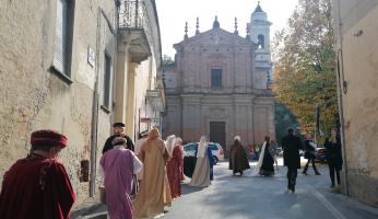 VIDEO - Commemorazione Marchesato dei Clavesana: la sfilata dei gruppi storici dalla torre al vecchio Municipio