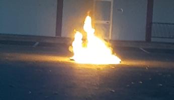 Carrù, cassonetto in fiamme in piazza Mercato