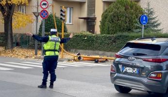 Mondovì: mezzo pesante colpisce semaforo e lo abbatte.