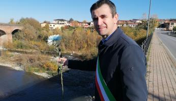 FOTOGALLERY - Lancio dei fiori nel Tanaro a Farigliano per ricordare le vittime dell'alluvione del '94