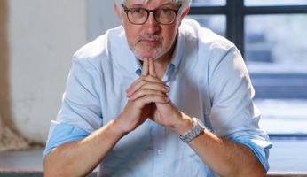 Attesa per l’arrivo di Beppe Severgnini a Carrù