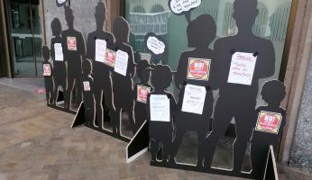 FOTOGALLERY - Deposito rifiuti, terza Conferenza dei Servizi: il comitato "Clavesana Dice No" manifesta davanti alla Provincia