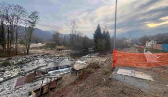 Chiusa di Pesio: iniziati i lavori per la nuova passerella intorno al laghetto