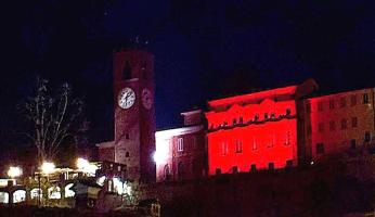 Dogliani, il Sacra Famiglia illuminato di rosso: si chiude il mese dedicato al “no” alla violenza sulle donne