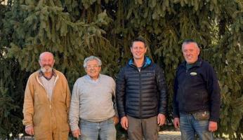 Piozzo: in piazza il nuovo albero donato dalla famiglia Raviola