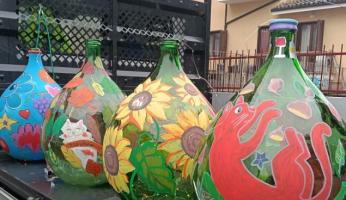 Le damigiane diventano decorazioni natalizie grazie agli studenti di Farigliano