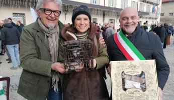 VIDEO - Farigliano: opera dell'artista di Piozzo Franco Alessandria per la dottoressa Romina Apostolo