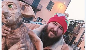 Con l'elfo domestico, Dobby Barba Brisiu porta il mondo di Harry Potter a Farigliano