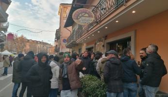 FOTOGALLERY - Carrù, Fiera del Bue Grasso 2025: ressa davanti ai ristoranti in attesa della Colazione del Contadino